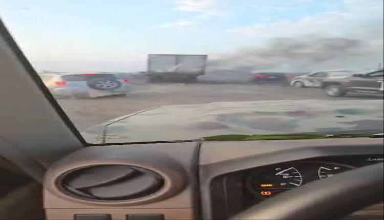مليشيا الحوثي تستهدف قافلة مدنية تقل أسرًا نازحة على طريق عدن