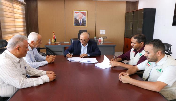 بتمويل كويتي.. وزير المياه يوقع على مشروع لحفر وتجهيز آبار مياه في لحج وحضرموت