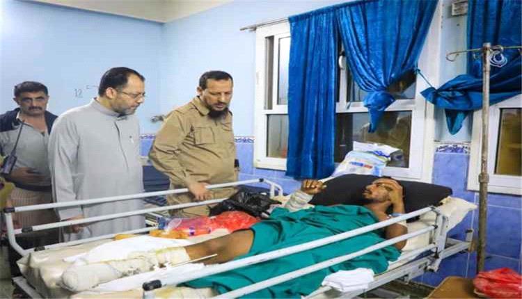 محافظ عدن ووزير الكهرباء  يتفقدان جرحى التصعيد الحوثي في مستشفى الجمهورية بعدن