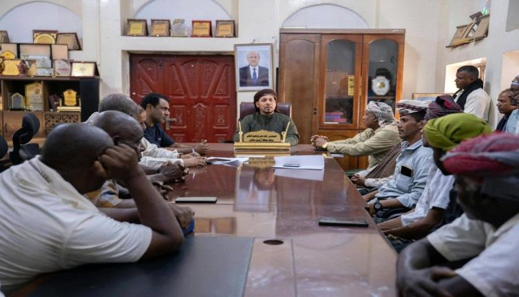 محافظ سقطرى يوجّه بسرعة تشكيل نقابة لعمال الميناء ورفع كفاءة الأداء