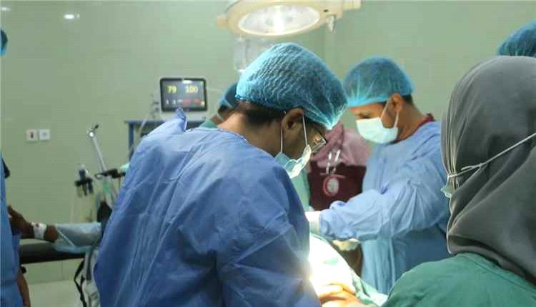 مستشفى الجمهورية بعدن يعالج مصابي الساحل الغربي على نفقته الخاصة