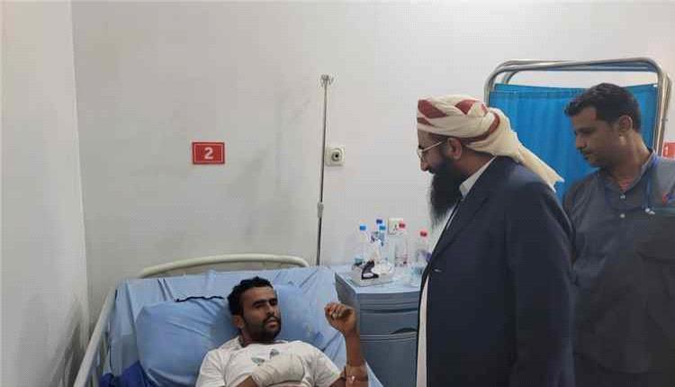 وزير الأوقاف يطمئن على جرحى المواجهات ويتابع احتياجاتهم العلاجية في عدن