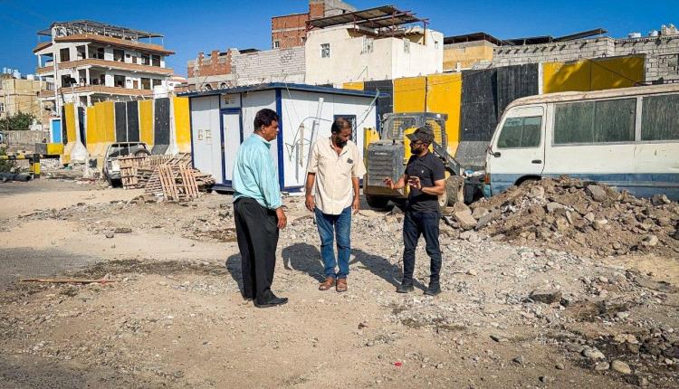 مدير صيرة يتفقد طريق البنك المركزي ويطّلع على أعمال الرصف في حي العيدروس