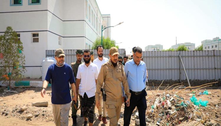 محافظ العاصمة عدن ووزير الكهرباء يدشنان منظومة الطاقة الشمسية والتكييف بالمركز الطبي بقرية السلام
