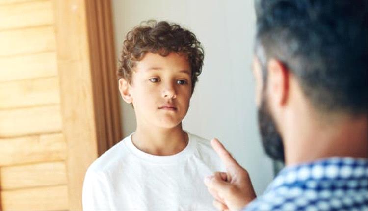 ثماني علامات تكشف آثار محاباة الوالدين التي قد تستمر حتى البلوغ
