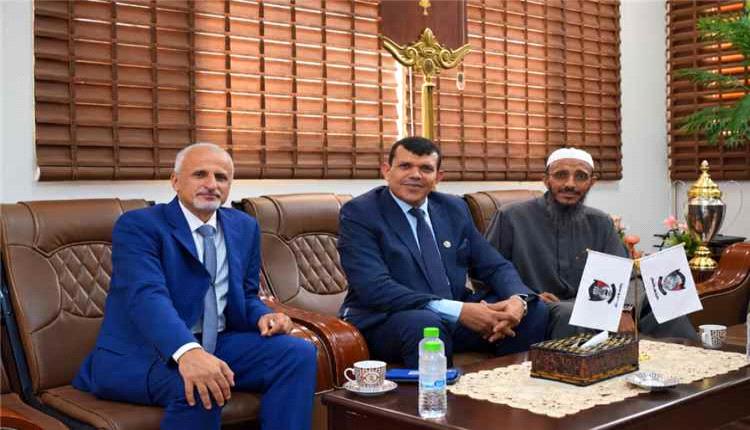 الشبحي يبحث تطوير التعليم والتدريب في كلية طب الأسنان بجامعة عدن