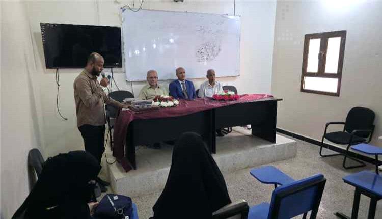 جامعة أبين تكرّم طلاب كلية اللغات والترجمة المتفوقين