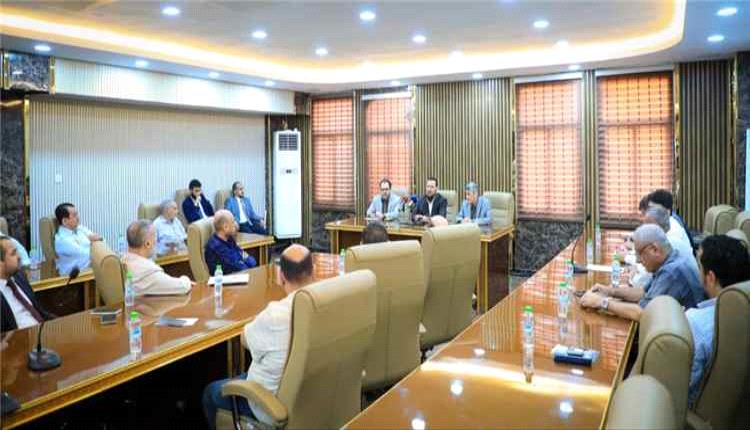 محافظ العاصمة عدن يبحث دعم النازحين وتأمين احتياجات السوق المحلية