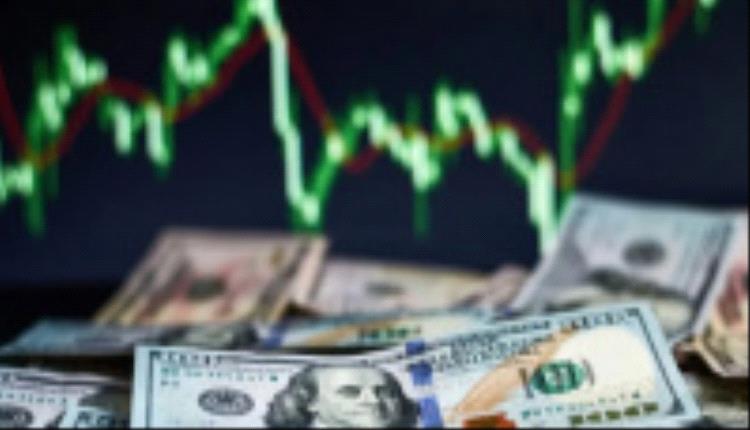 الدولار يقترب من أعلى مستوى في أسبوعين مع تراجع الين