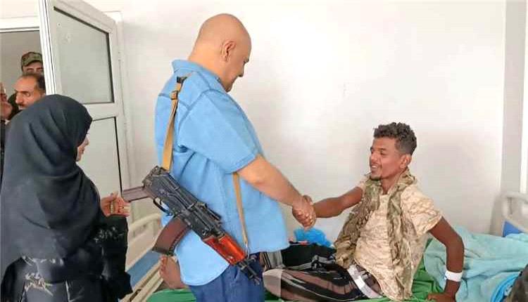 محافظ تعز يتفقد أوضاع جرحى القوات المسلحة ويؤكد أولوية الرعاية الصحية