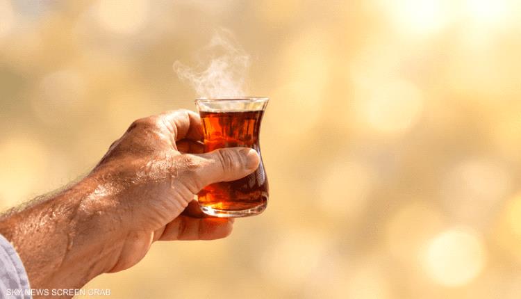 هل يساعد الشاي الساخن على تبريد الجسم في الطقس الحار