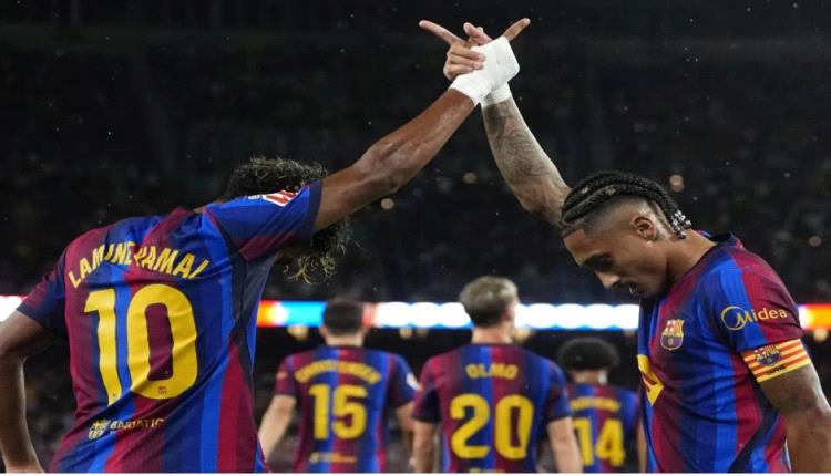 برشلونة يكتسح راسينغ سانتاندير بسباعية وينفرد بصدارة الدوري الإسباني