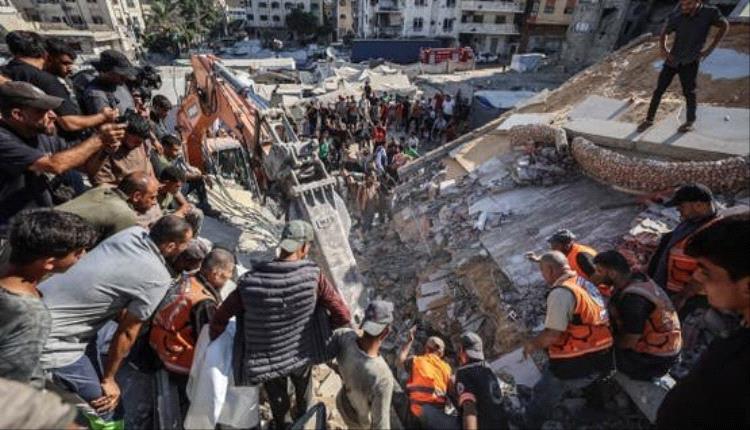 انهيار مبنى متضرر في غزة يوقع 20 قتيلاً وعشرات العالقين تحت الأنقاض