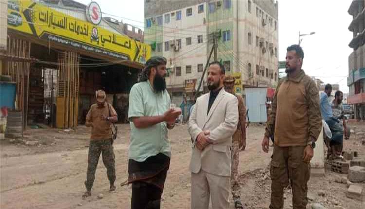 اليزيدي يتفقد تأهيل طريق فرعي بطول 500 متر في المنصورة