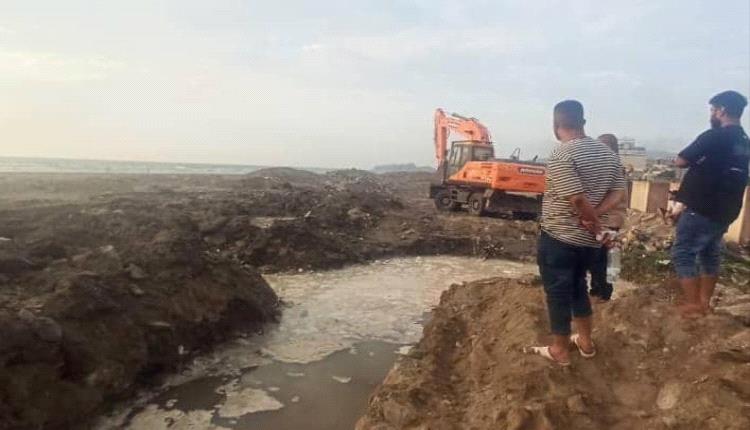 فرق مياه عدن تواصل إصلاح عطل بخط بئر ناصر