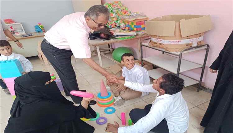 مدير عام المعلا يتفقد جمعية الرحمة ويطلع على برامجها التعليمية والتأهيلية