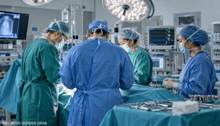 لماذا يرتدي الجراحون اللونين الأخضر والأزرق في غرف العمليات