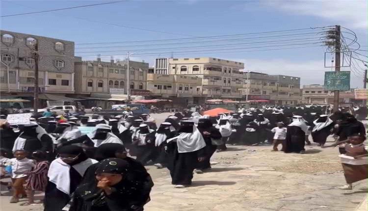 احتجاجات في المكلا رفضًا لاستبعاد معلمين متعاقدين وتعطل الدراسة
