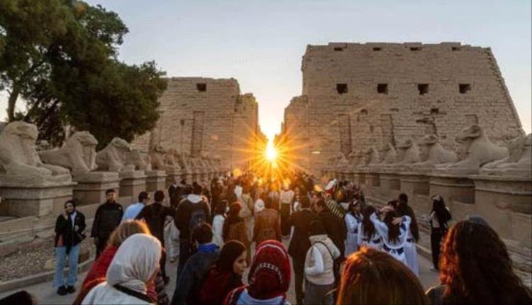 شمس الخريف ترسم مشهداً فريداً في معابد الكرنك بالأقصر