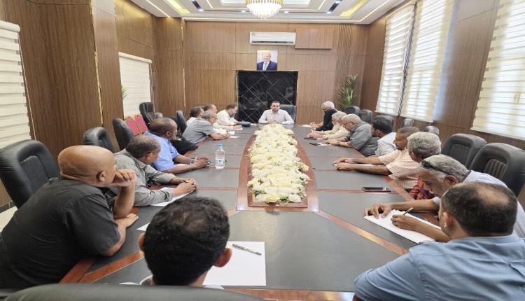 وزير الخدمة المدنية يناقش ملف العلاوات وخطط تطوير العمل الإداري بعدن