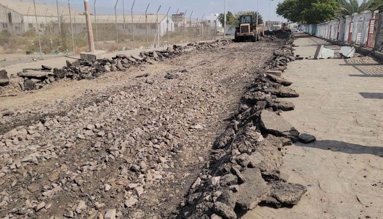 مدير عام البريقة يدشن مشروعًا لإعادة تأهيل شارع متهالك