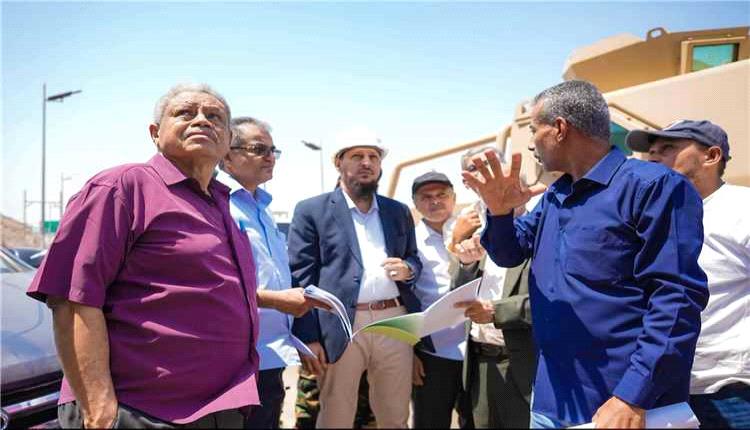 محافظ عدن يبحث حلولًا للحد من مخاطر تساقط الصخور بعقبة عدن