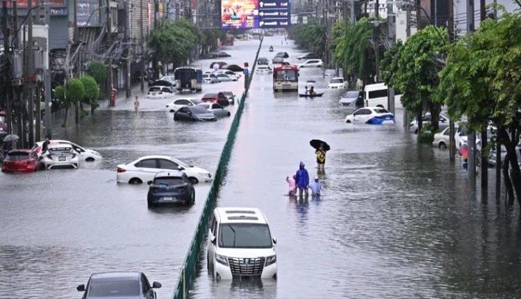 بانكوك منطقة كوارث.. فيضانات تغلق الطرق وتجلي السكان