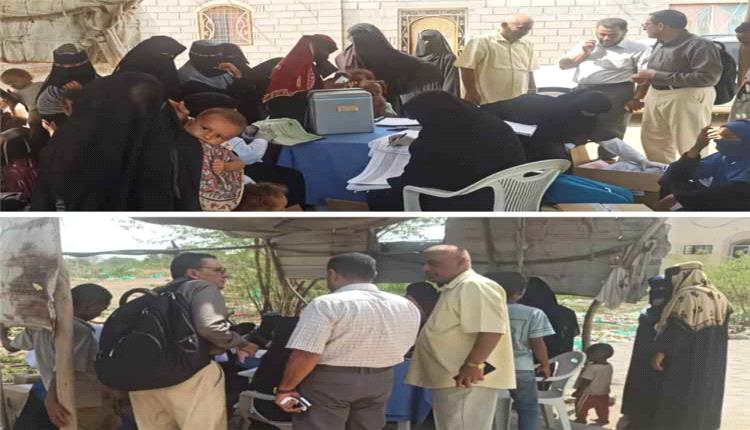 وكيل صحة أبين يتفقد العربة الطبية المتنقلة في مخيم النازحين بباشحارة بزنجبار