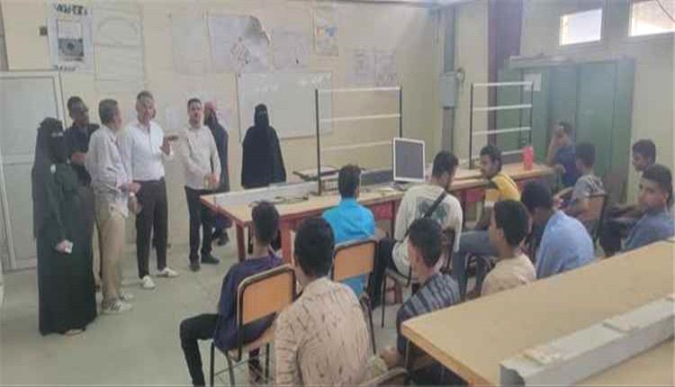 الجاوي يدشّن العام الدراسي الجديد في معاهد عدن ويكلف لجانًا بمتابعة سير الدراسة