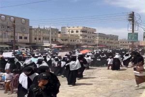 احتجاجات في المكلا رفضًا لاستبعاد معلمين متعاقدين وتعطل الدراسة