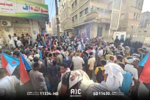 حشود تتوافد إلى المكلا لإحياء الذكرى الـ55 لتأسيس الجيش الجنوبي