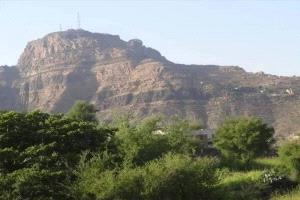 معارك وضربات جوية تتصاعد في جبهات تعز ولحج والساحل الغربي