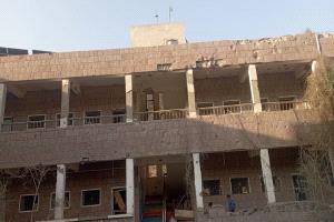 قصف حوثي يلحق أضرارًا بمدرسة تؤوي نازحين في المضاربة بلحج