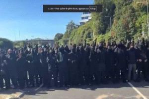 ملثمون يشعلون احتجاجات في دوفر ويعطلون طرق الوصول إلى الميناء
