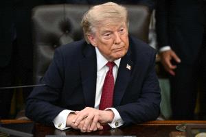 الكويت تسيطر على حريق في مجمع سكني استُهدف بمسيرة معادية ولا إصابات