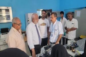 محافظ الحديدة يتفقد حيس ويوجه بتحسين الخدمات ورعاية المصابين