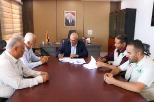 بتمويل كويتي.. وزير المياه يوقع على مشروع لحفر وتجهيز آبار مياه في لحج وحضرموت