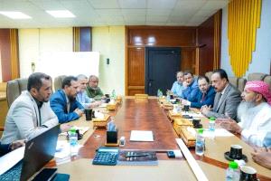 محافظ عدن يبحث مع وزيري الكهرباء والأشغال تسريع تنفيذ مشاريع الطرق والخدمات المرتبطة بها