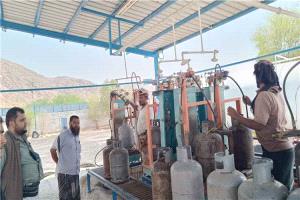 مندوب شركة الغاز بأبين يتفقد ميدانياً توزيع الغاز المنزلي في مودية