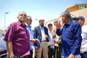 محافظ عدن يبحث حلولًا للحد من مخاطر تساقط الصخور بعقبة عدن