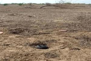 لغم حوثي ينفجر أثناء زراعته ويوقع إصابات أسفل جبل قرفان