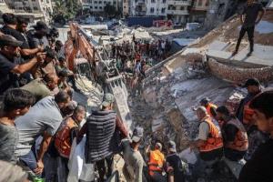 انهيار مبنى متضرر في غزة يوقع 20 قتيلاً وعشرات العالقين تحت الأنقاض