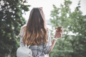 زيت جوز الهند أم زيت اللوز: أيهما أفضل لفروة رأسك وشعرك؟
