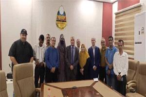 العبادي يبحث ميدانيًا مع مجالس الآباء احتياجات مدارس عدن