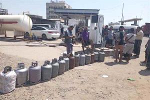 عدن.. بدء توزيع أكثر من 9 آلاف أسطوانة غاز منزلي على المديريات