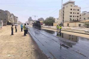 استئناف سفلتة طريق حيوي بطول 1200 متر في مديرية المنصورة بعد توقف الأعمال