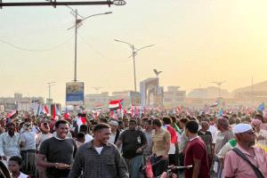حشود حضرموت تتحدى المنع وتشارك في مليونية يوم الجيش الجنوبي