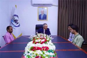 وزير الشؤون الاجتماعية يكرّم طالبًا كفيفًا متفوقًا ويشيد بدور جمعية المكفوفين بلحج
