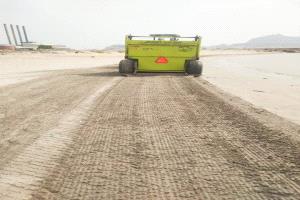 حملات مكثفة لتنظيف سواحل البريقة ورفع المخلفات منها