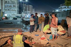 أعمال صيانة لإصلاح خط مياه شعب العيدروس في عدن